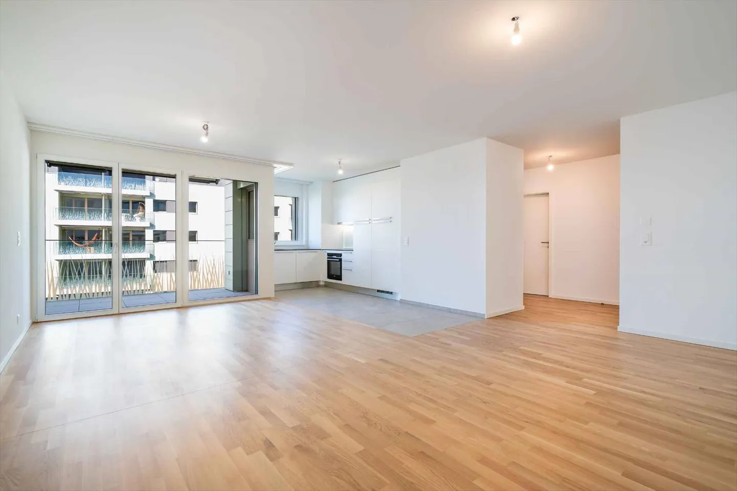 Spacious 2.5 rooms with balcony, close to the lake and universities - Photo 1 of 6