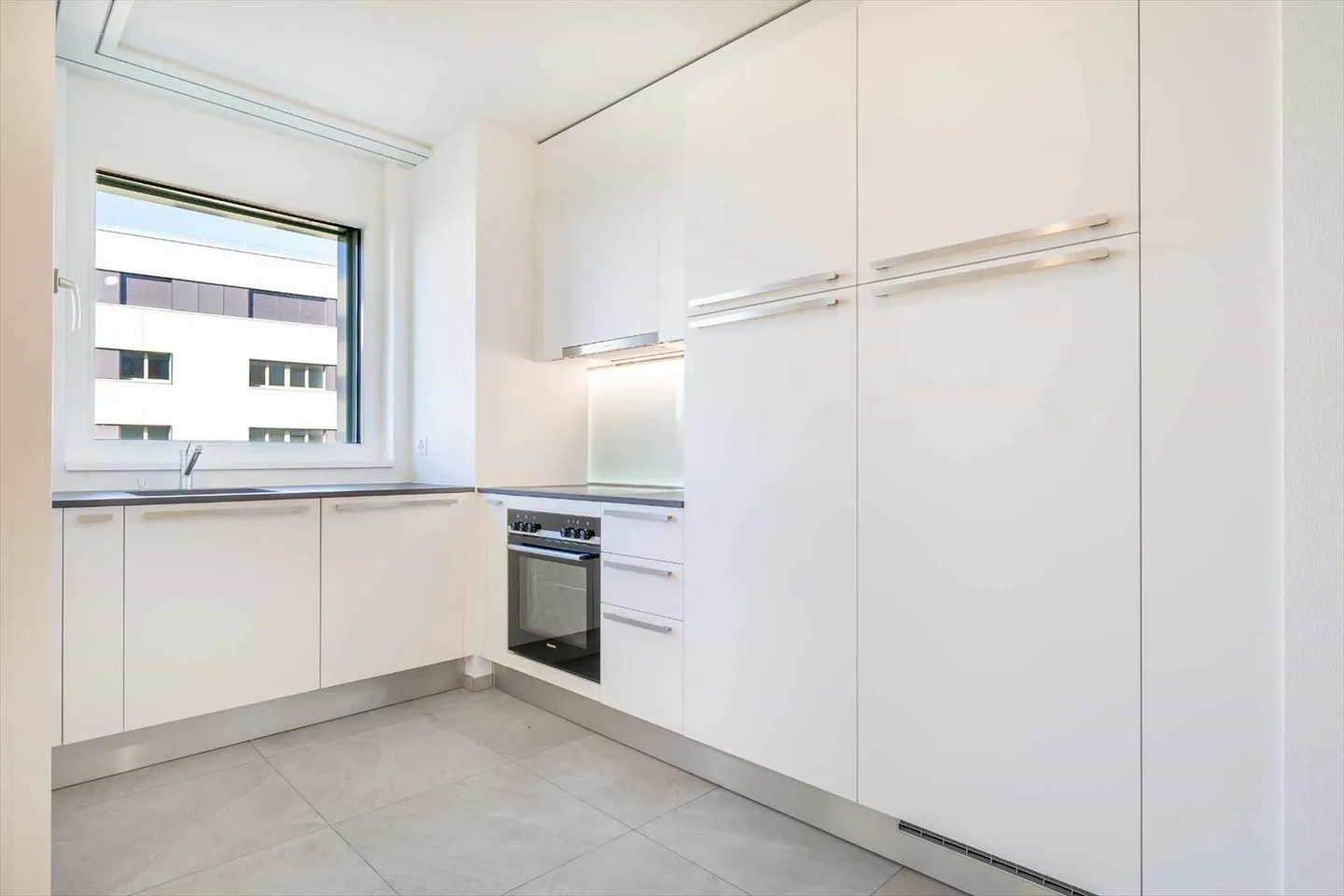 Spacious 2.5 rooms with balcony, close to the lake and universities - Photo 2 of 6