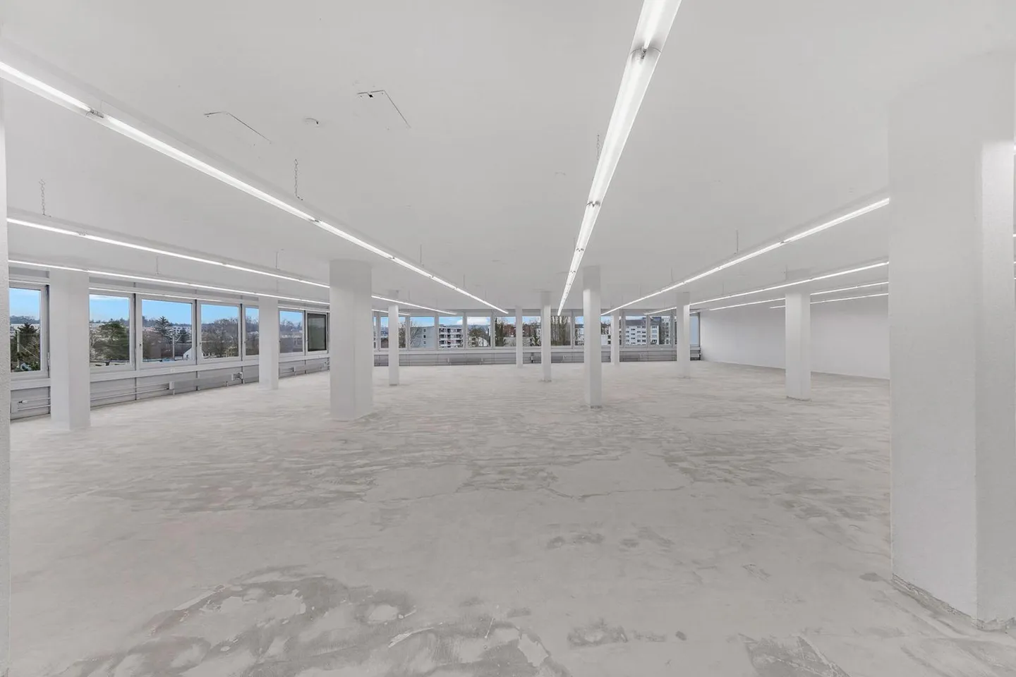 Espace commercial spacieux avec une charge de sol de 1 000 kg/m² ! - Photo 1 sur 13