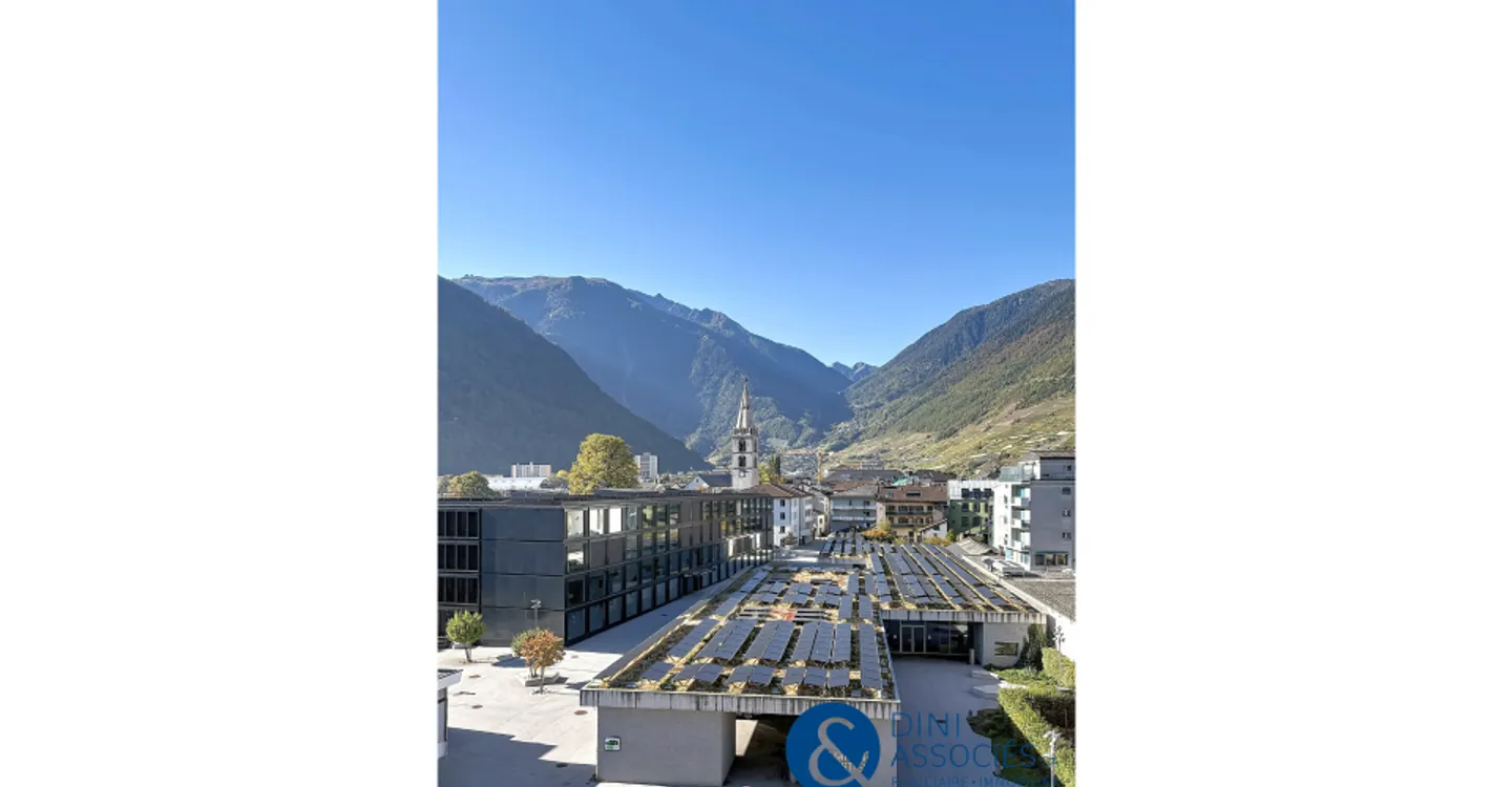 Spazioso appartamento di 4.5 locali di circa 153m2 con grande balcone nel centro di Martigny - Foto 1 di 10