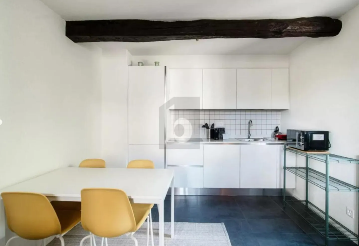 SPACIOUS, WELCOMING IN THE CENTER - Photo 4 of 5