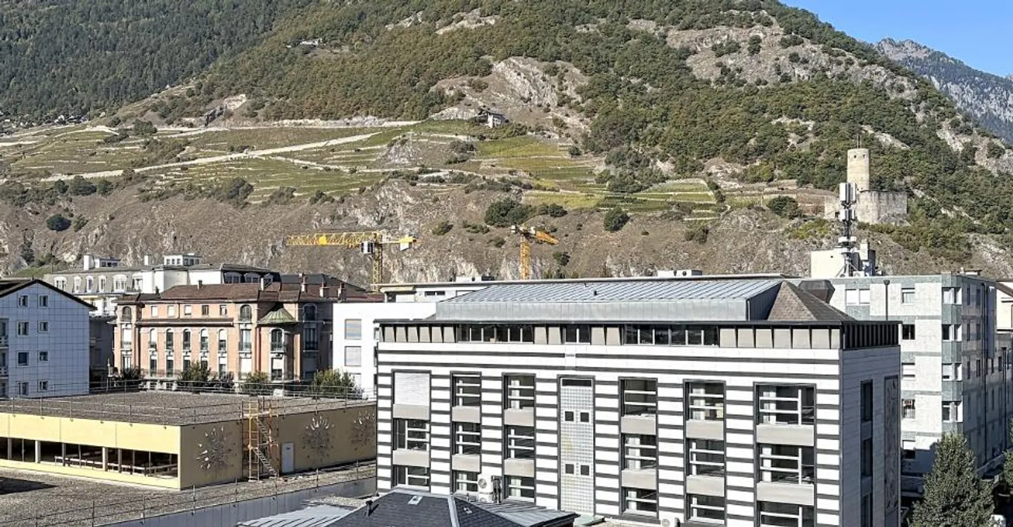 Spazioso appartamento di 4.5 locali di circa 153m2 con grande balcone nel centro di Martigny - Foto 5 di 10