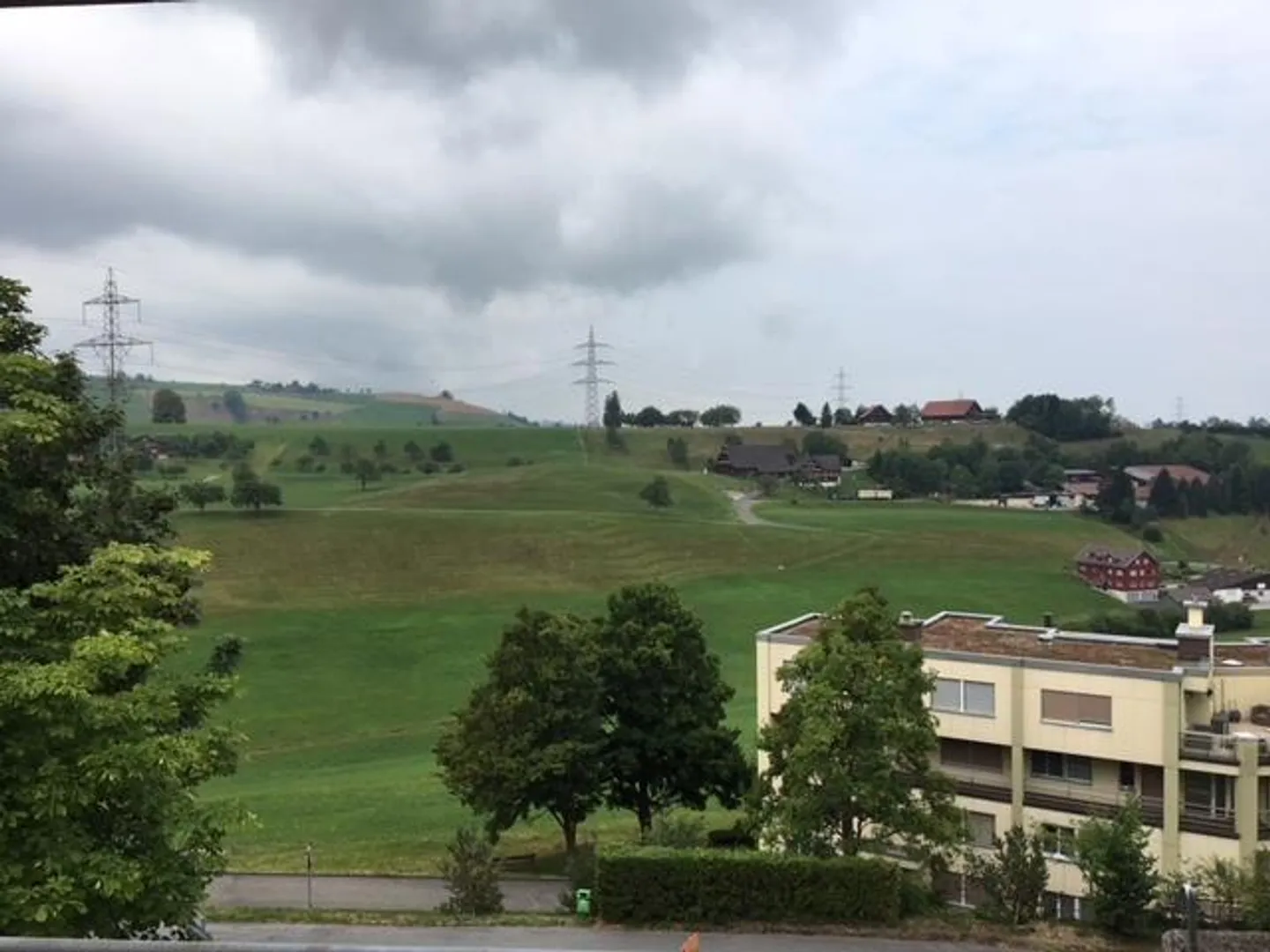 Praktische 4.5-Zimmer-Wohnung mit Blick ins Grüne - Foto 1 von 11