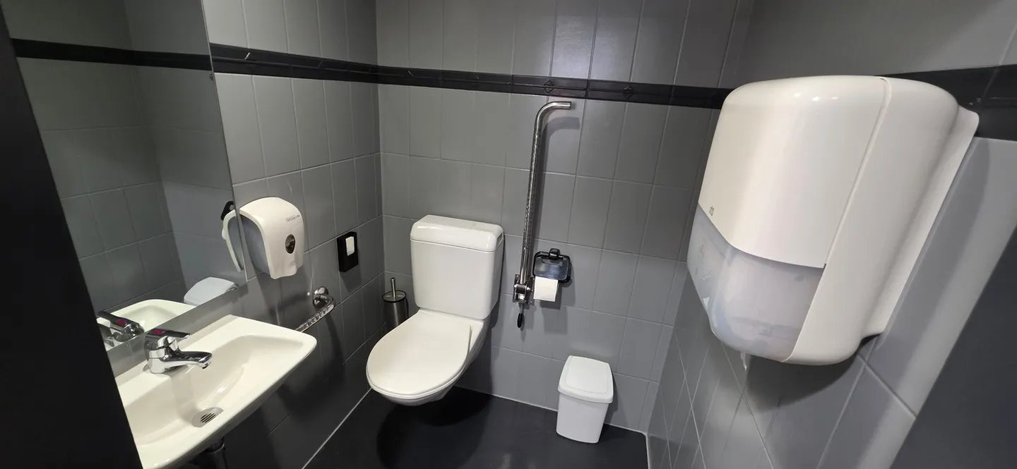 Spazio moderno e luminoso nel cuore di Biel - Foto 5 di 10