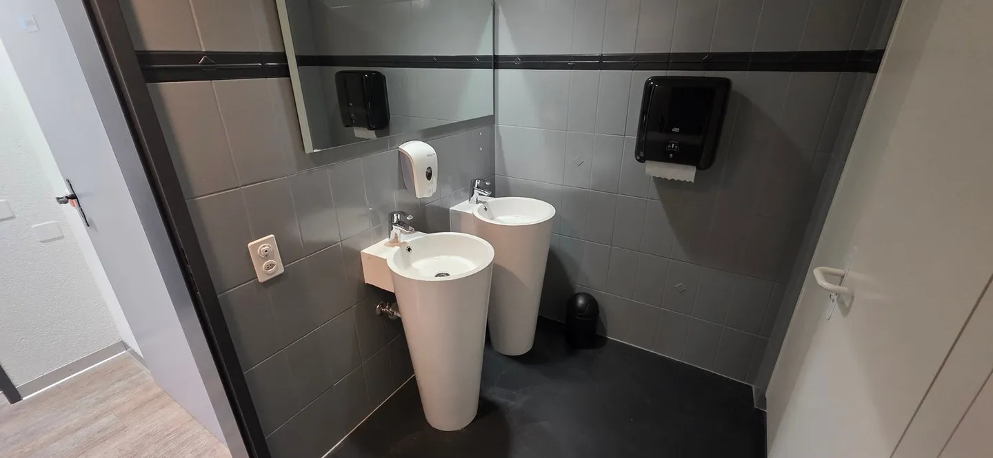 Spazio moderno e luminoso nel cuore di Biel - Foto 6 di 10