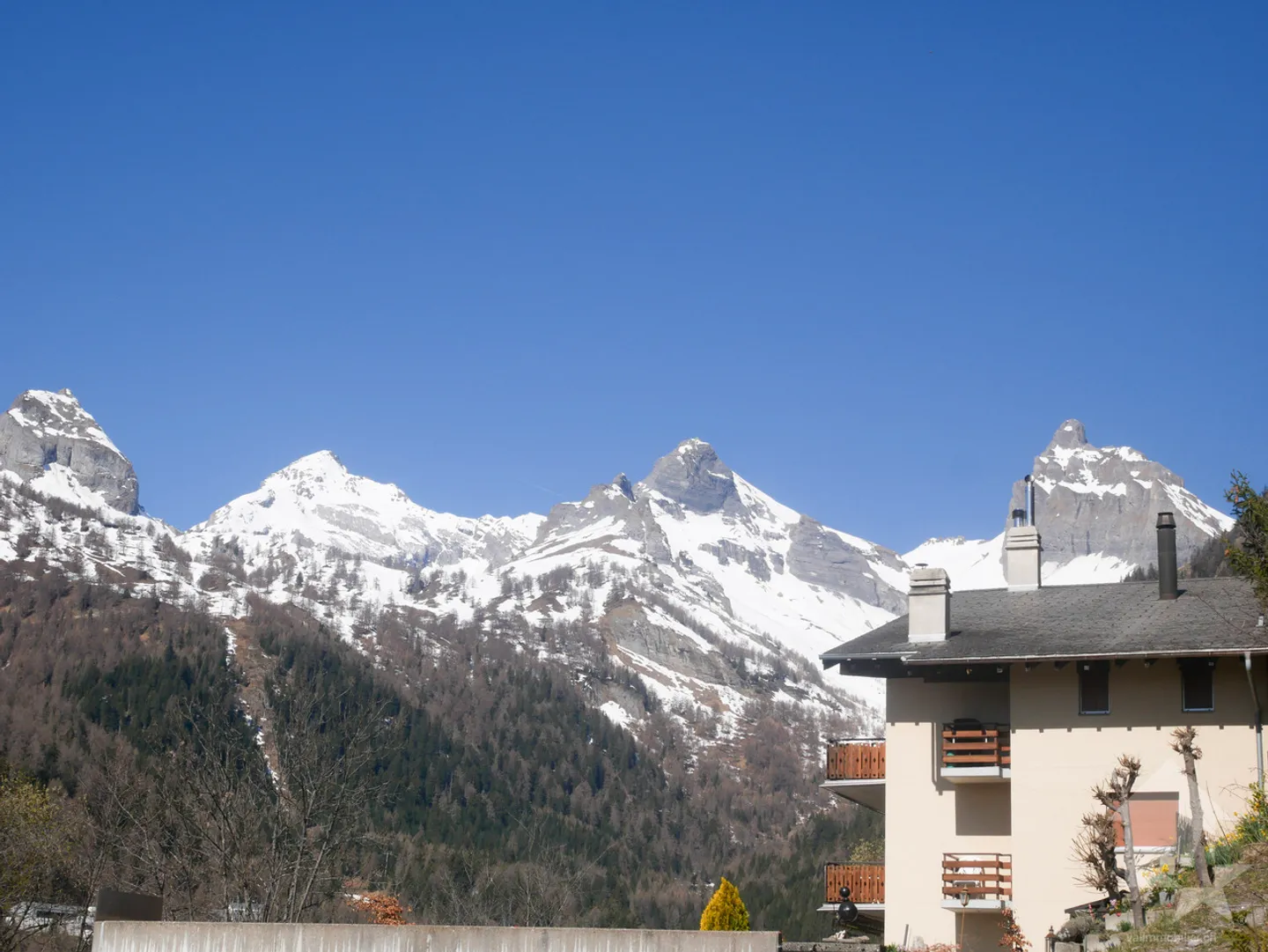 2.5 rooms in the heights of Ovronnaz with a very large terrace! - Photo 1 of 11