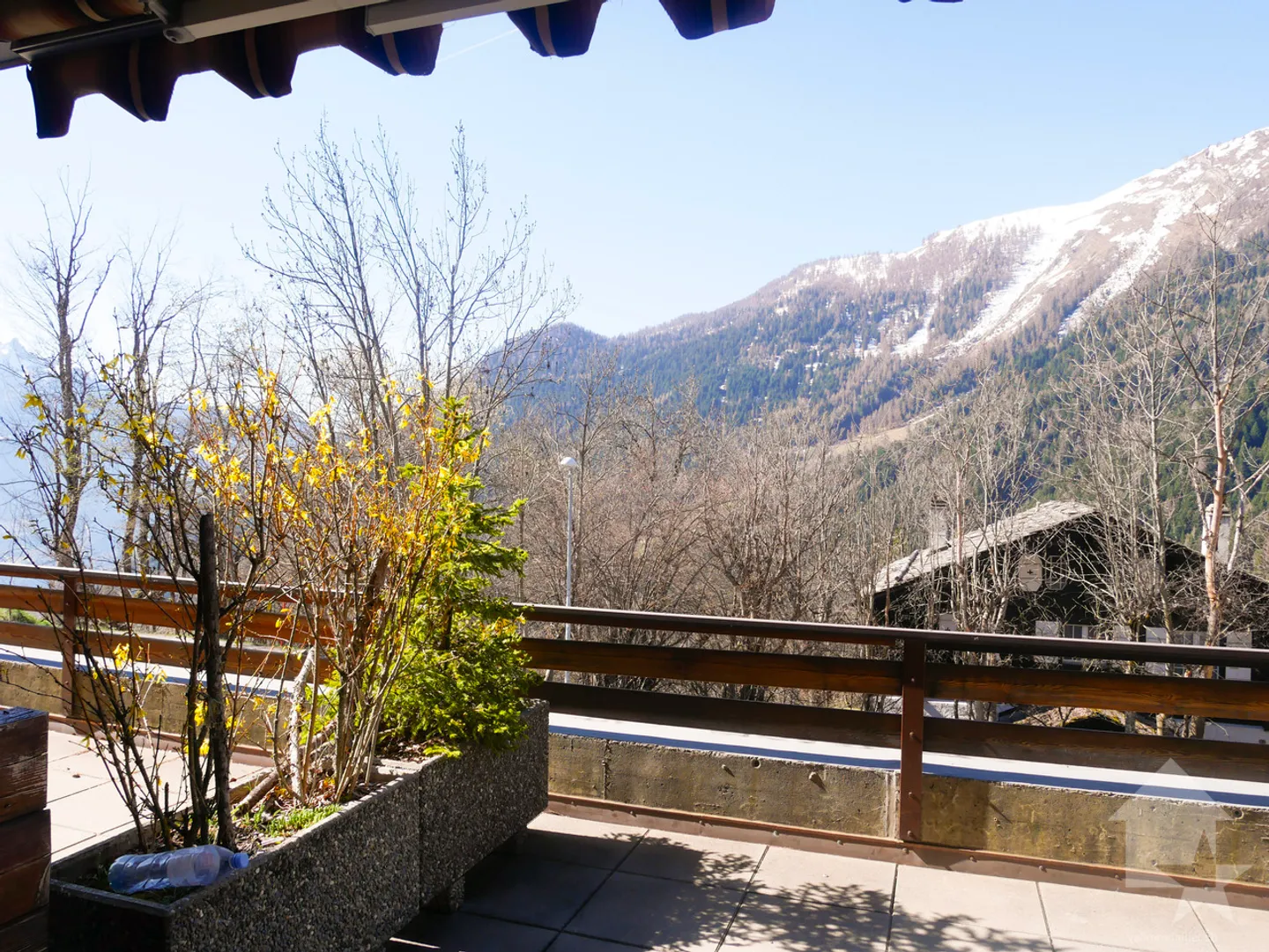 2.5 rooms in the heights of Ovronnaz with a very large terrace! - Photo 2 of 11