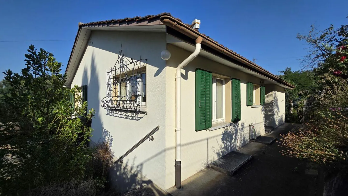 Detached 3.5-room single-family house close to the center, in a sunny location with a wide view - Photo 2 of 14