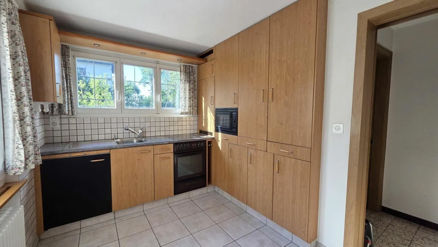 Detached 3.5-room single-family house close to the center, in a sunny location with a wide view - Photo 8 of 14