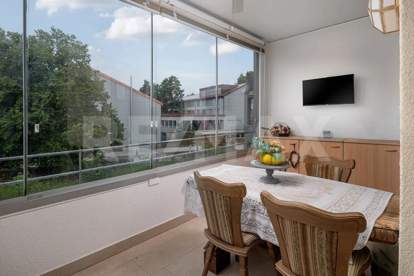 Modern city apartment with flair - Photo 3 of 13
