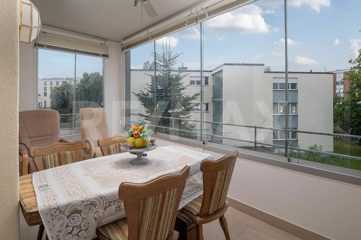 Modern city apartment with flair - Photo 4 of 13