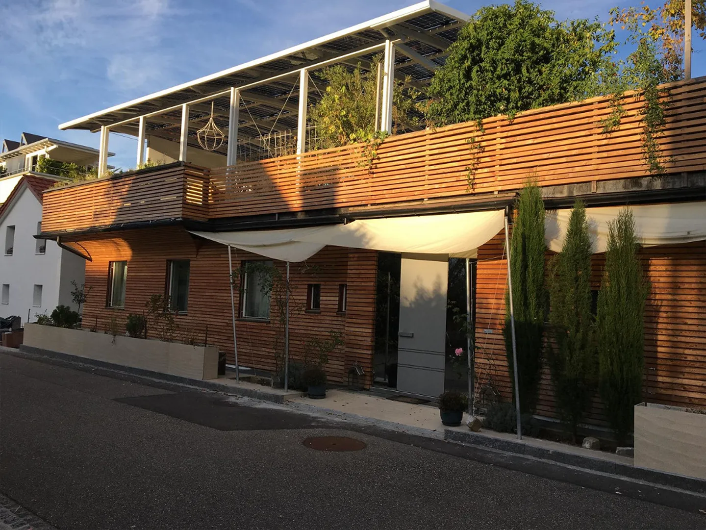 5.5-Room Single-Family House with Unique Rooftop Terrace - Photo 2 of 18
