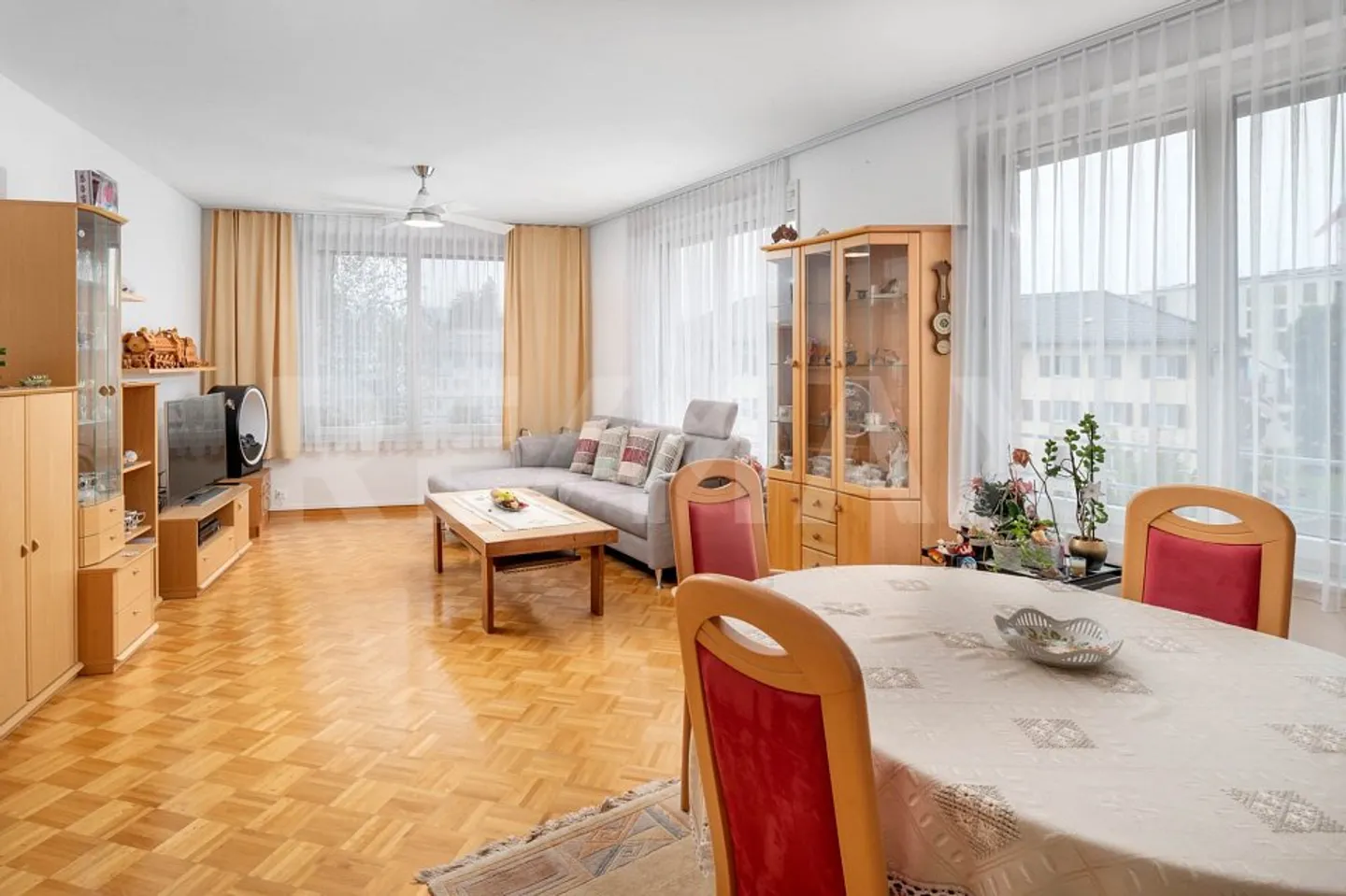 Modern city apartment with flair - Photo 8 of 13