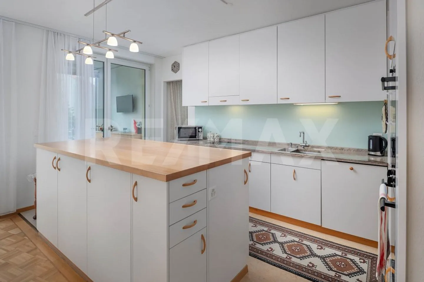 Modern city apartment with flair - Photo 9 of 13