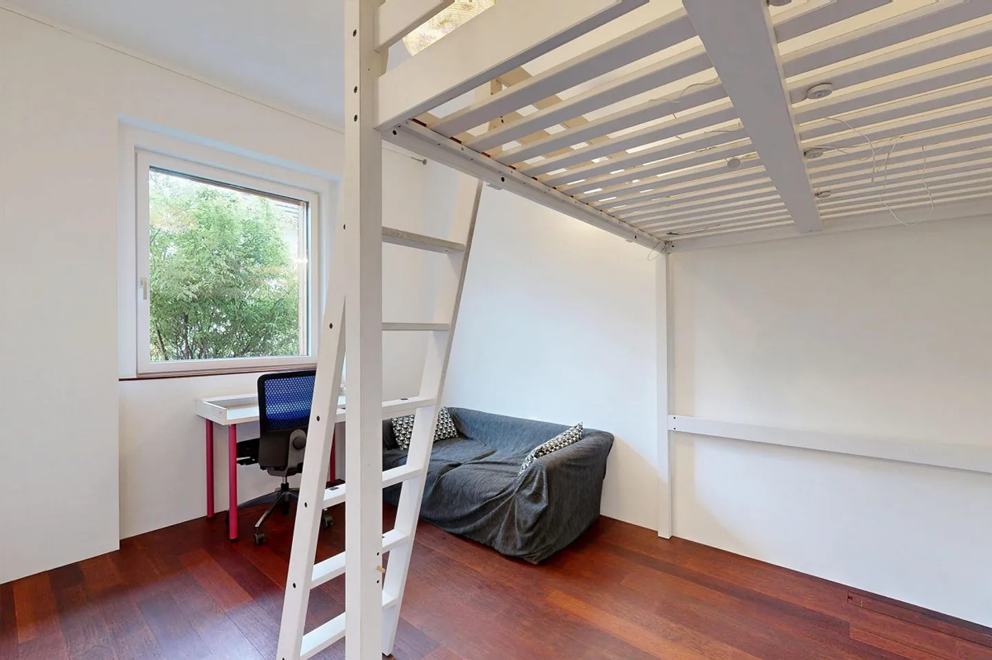 5.5-Room Single-Family House with Unique Rooftop Terrace - Photo 9 of 18