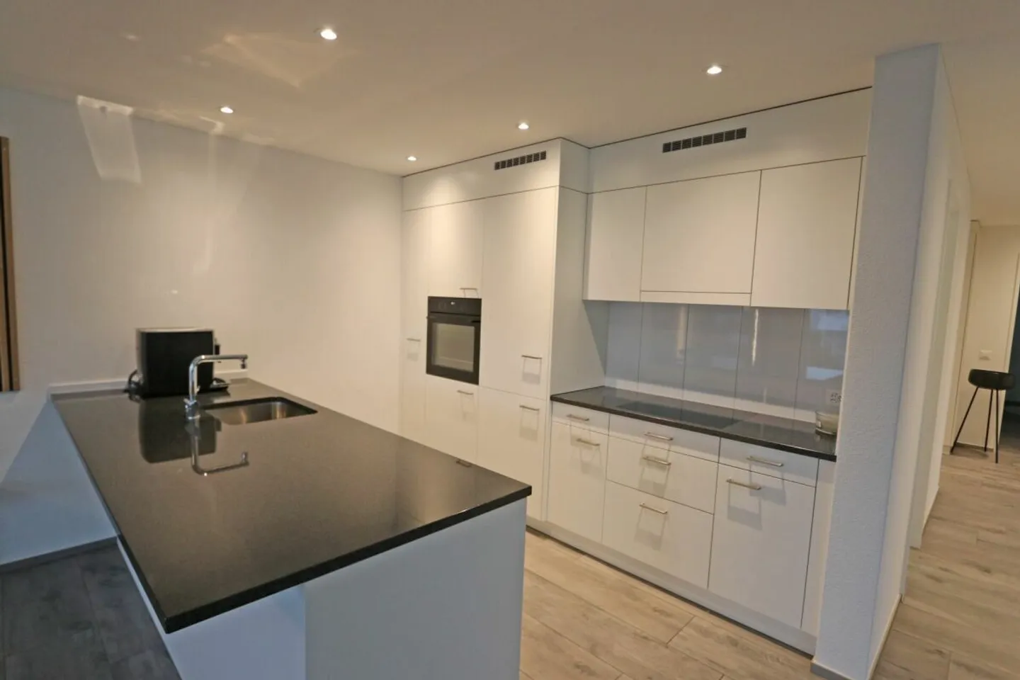 Spacious 4.5 room apartment with balcony glazing - Photo 4 of 12