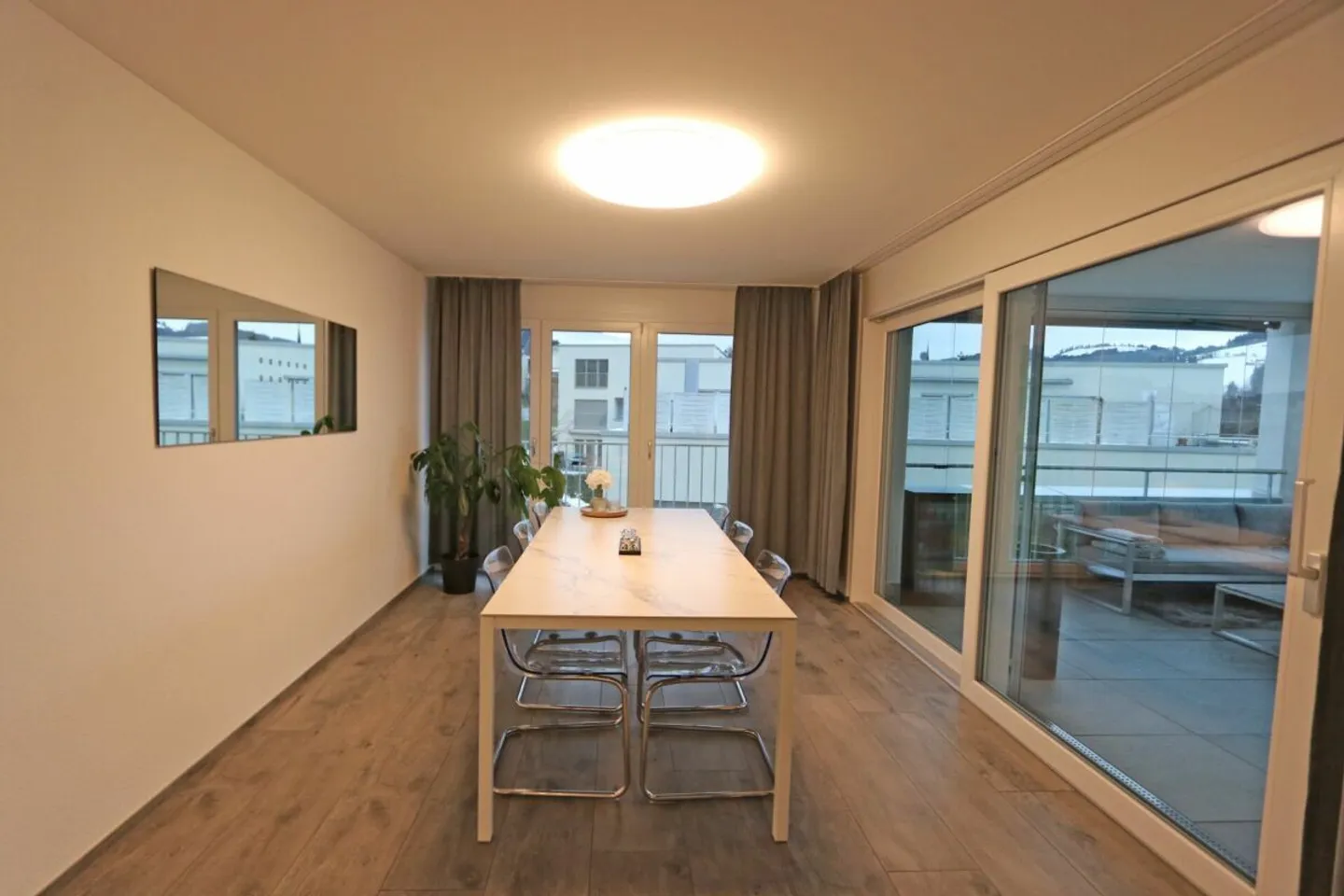 Spacious 4.5 room apartment with balcony glazing - Photo 5 of 12