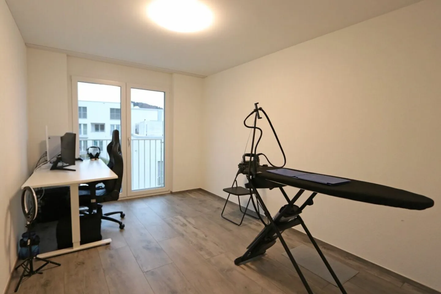 Spacious 4.5 room apartment with balcony glazing - Photo 7 of 12