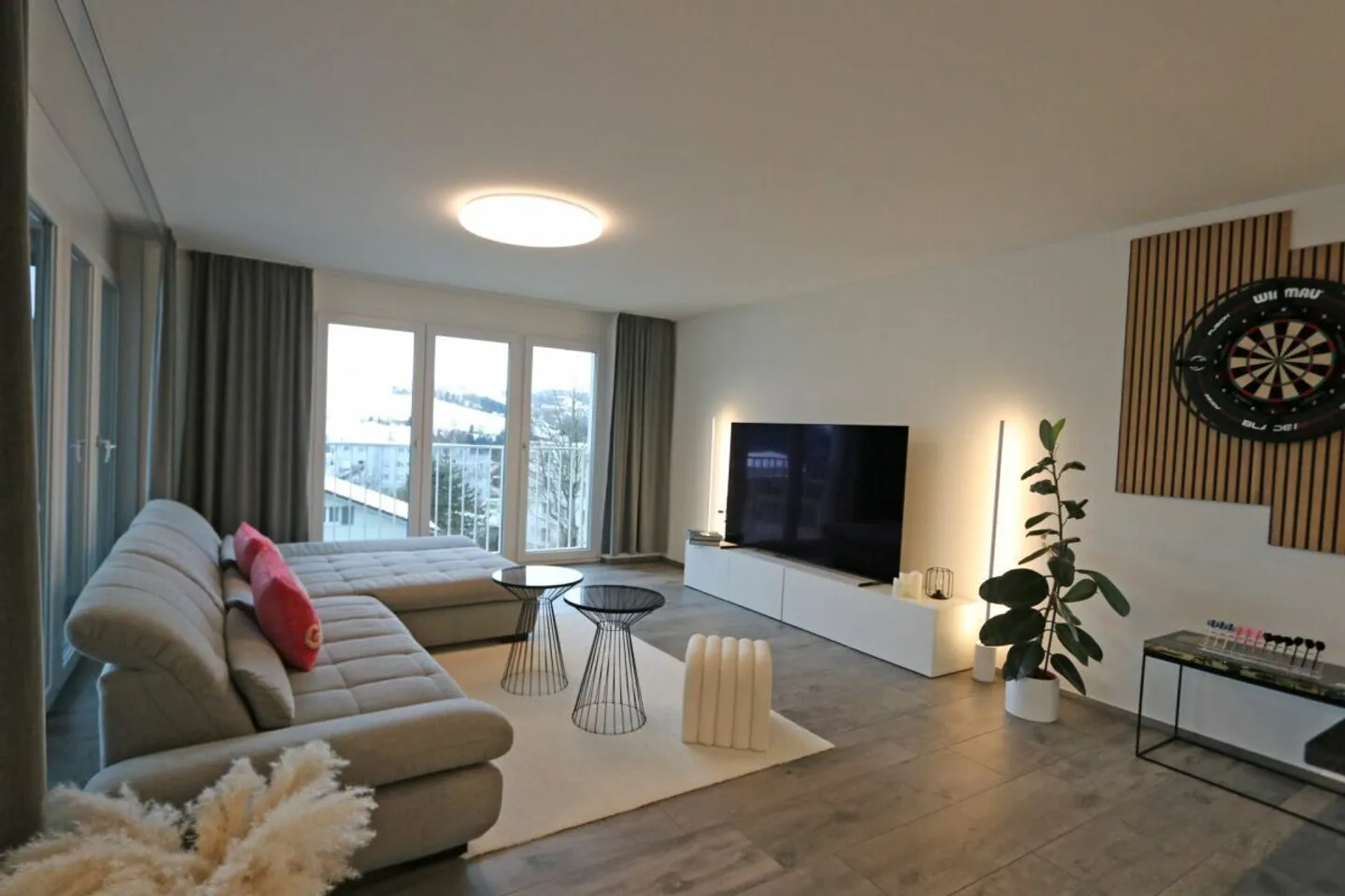 Spacious 4.5 room apartment with balcony glazing - Photo 2 of 12