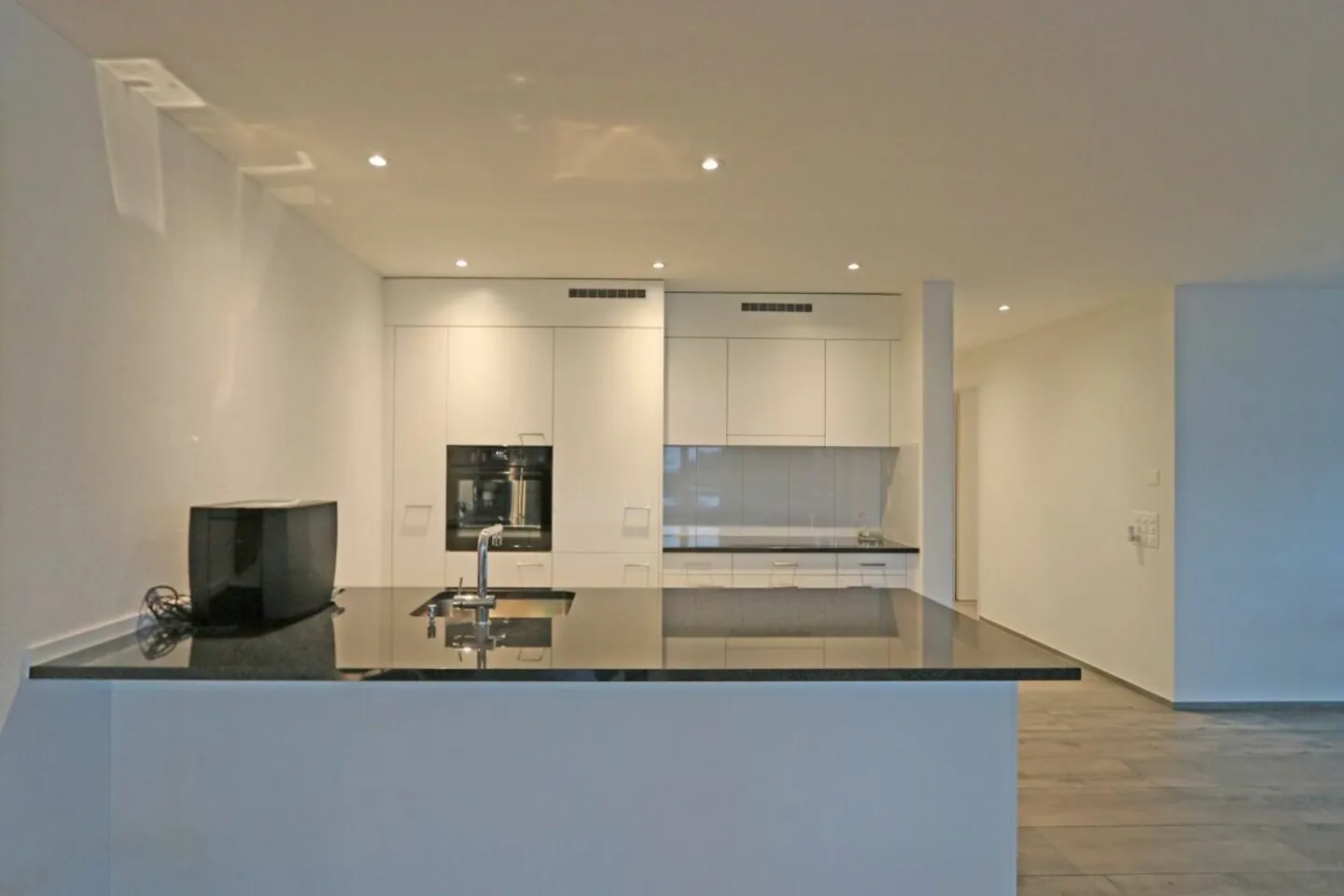 Spacious 4.5 room apartment with balcony glazing - Photo 3 of 12