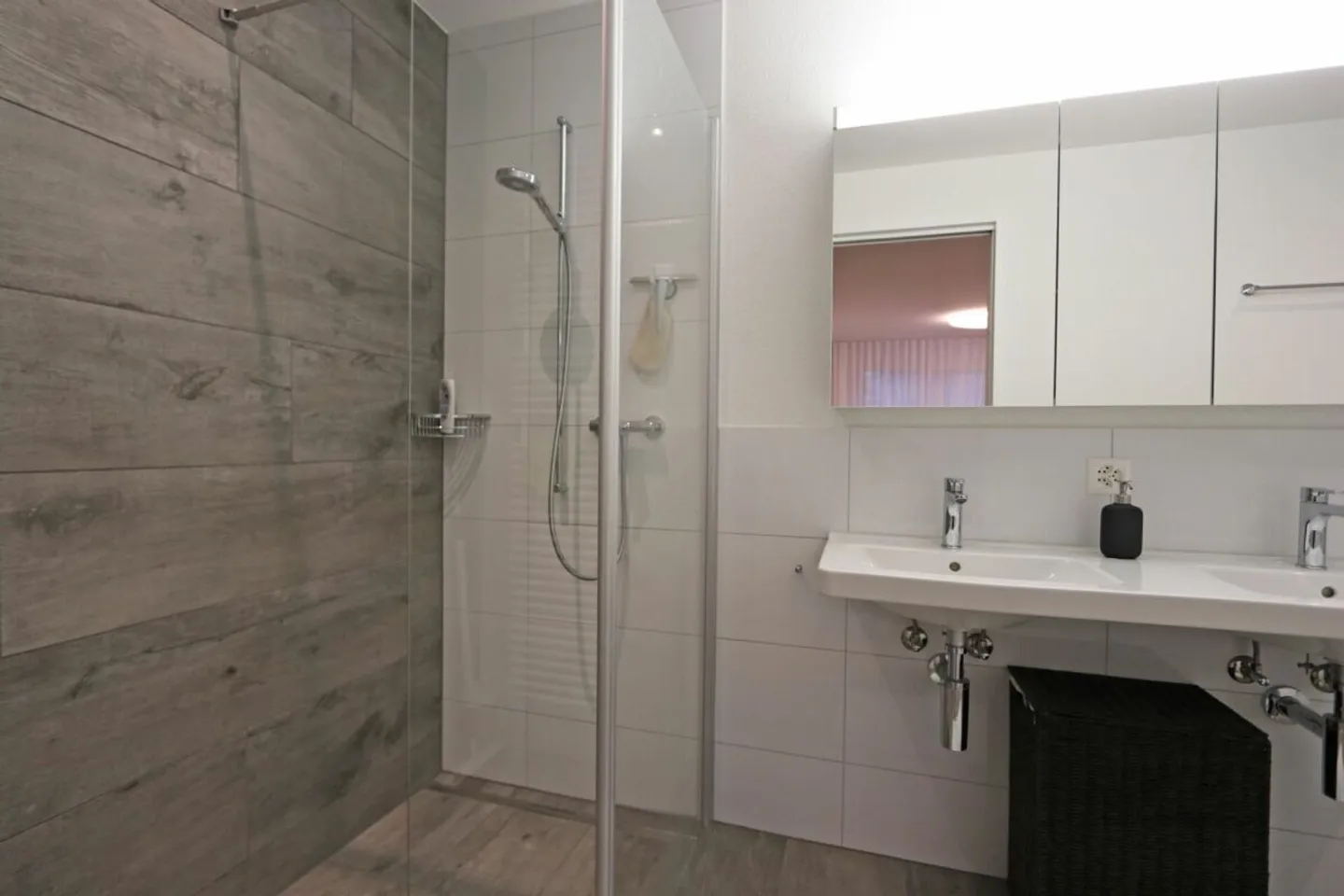 Spacious 4.5 room apartment with balcony glazing - Photo 11 of 12