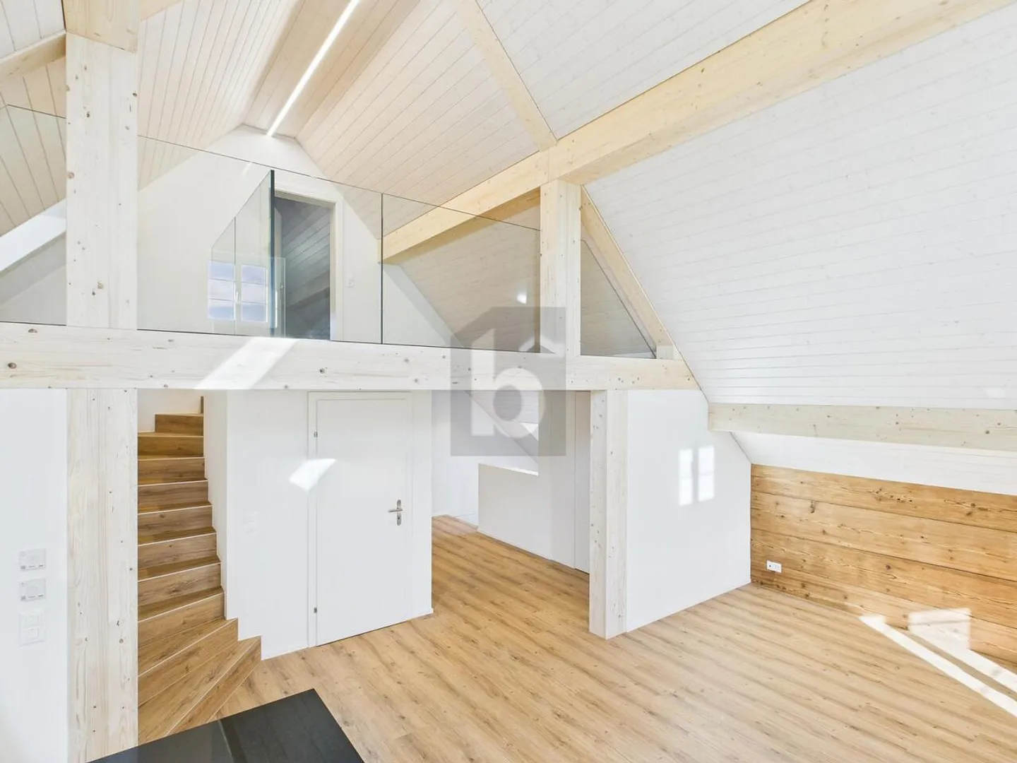 PRIMA UTILIZZO CON ALTEZZA STANZA DI 5 M - Foto 2 di 6