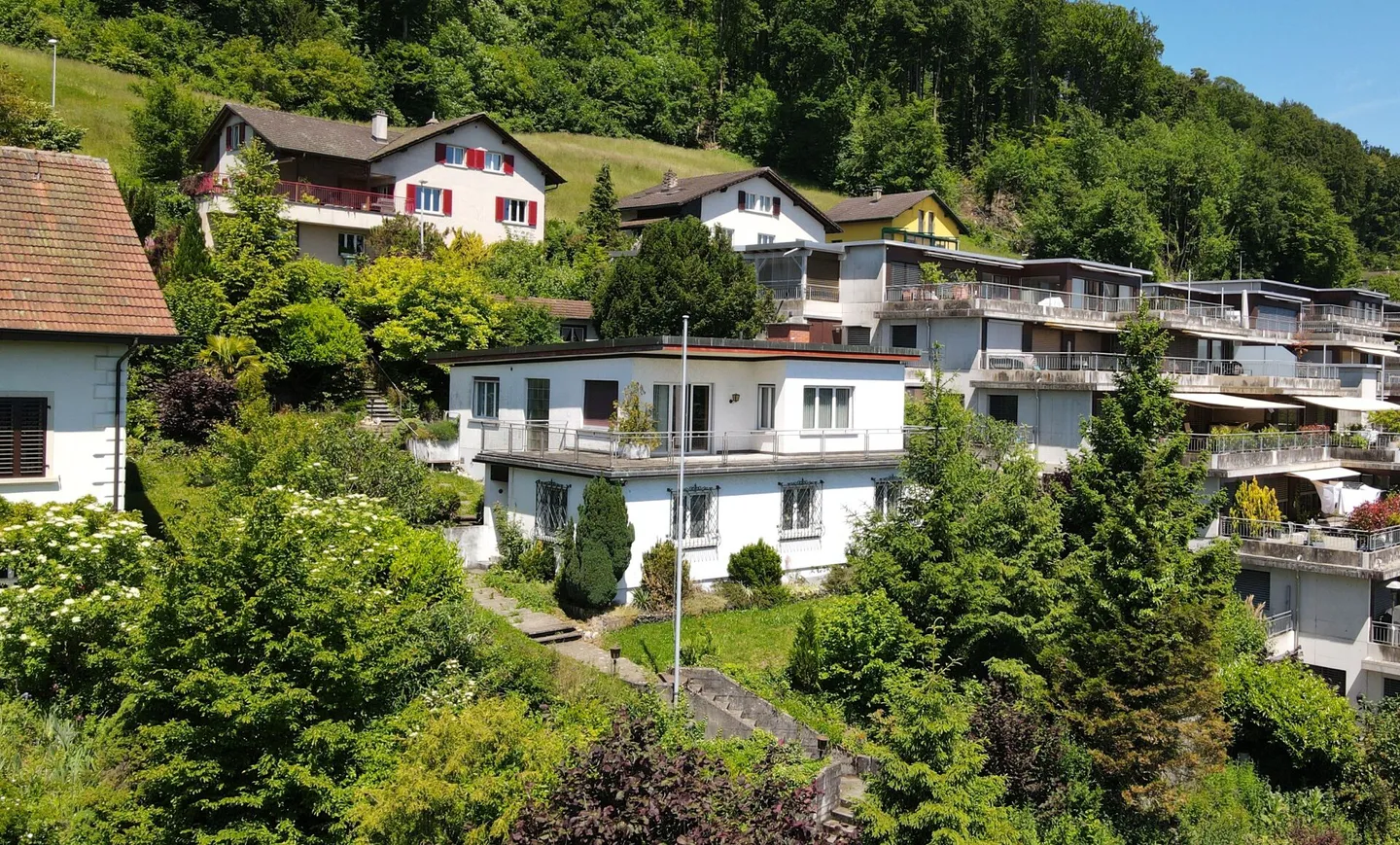 Maison individuelle de 5,5 pièces avec parcelle généreuse, espace de conception correspondant et vue magnifique - Photo 1 sur 6