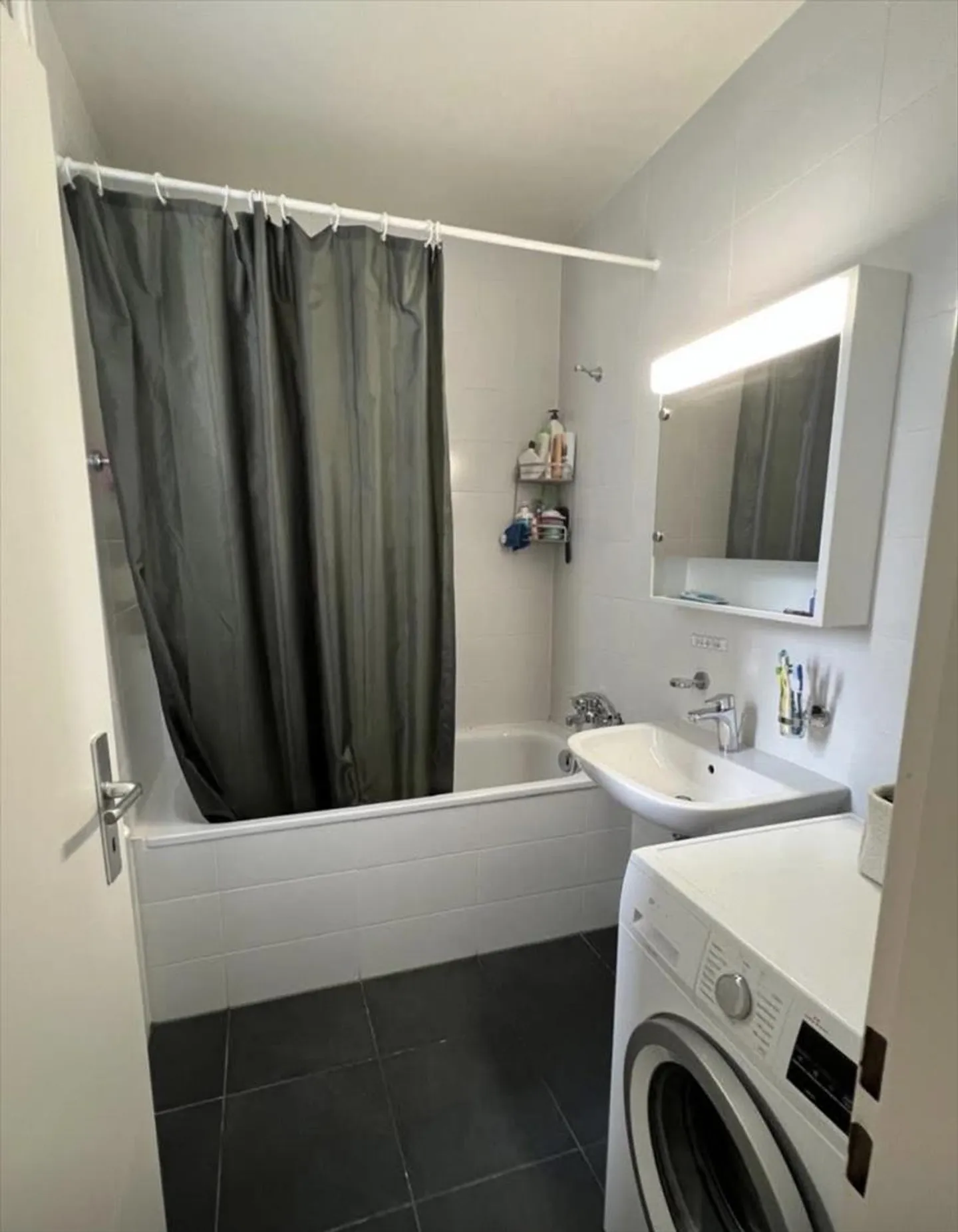 Beautiful bright apartment with balcony and unobstructed view - Photo 4 of 7