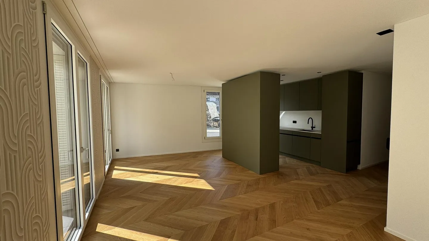 Appartement 2.5 pièces avec grande terrasse dans un nouvel immeuble attrayant - Photo 2 sur 6