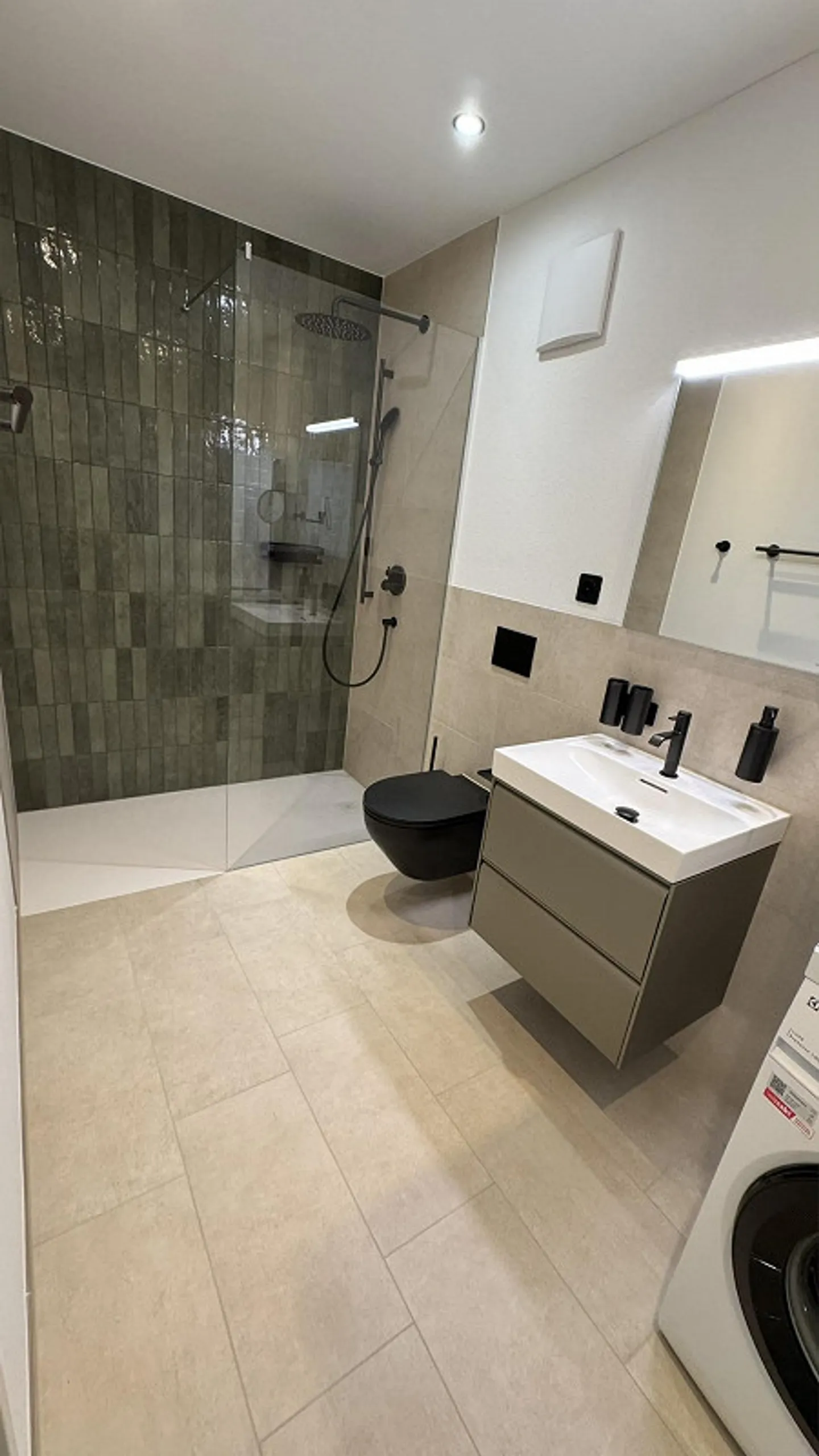 Appartement 2.5 pièces avec grande terrasse dans un nouvel immeuble attrayant - Photo 3 sur 6