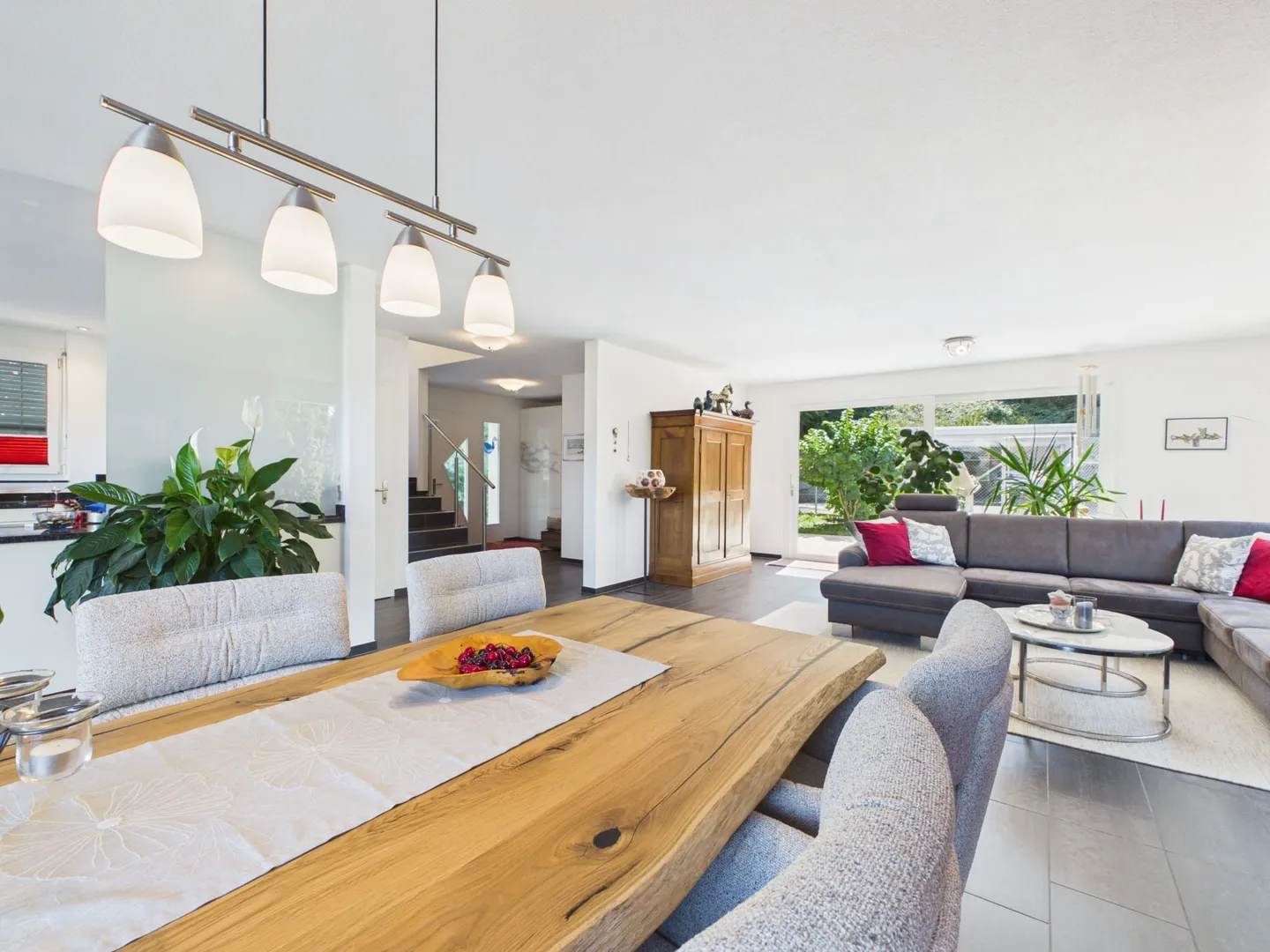 Well-maintained single-family home with plenty of space and maximum privacy - Photo 3 of 10