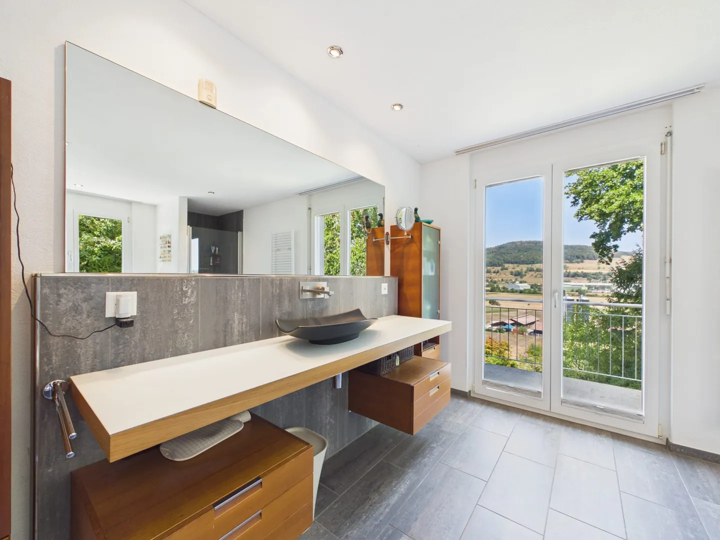 Well-maintained single-family home with plenty of space and maximum privacy - Photo 6 of 10