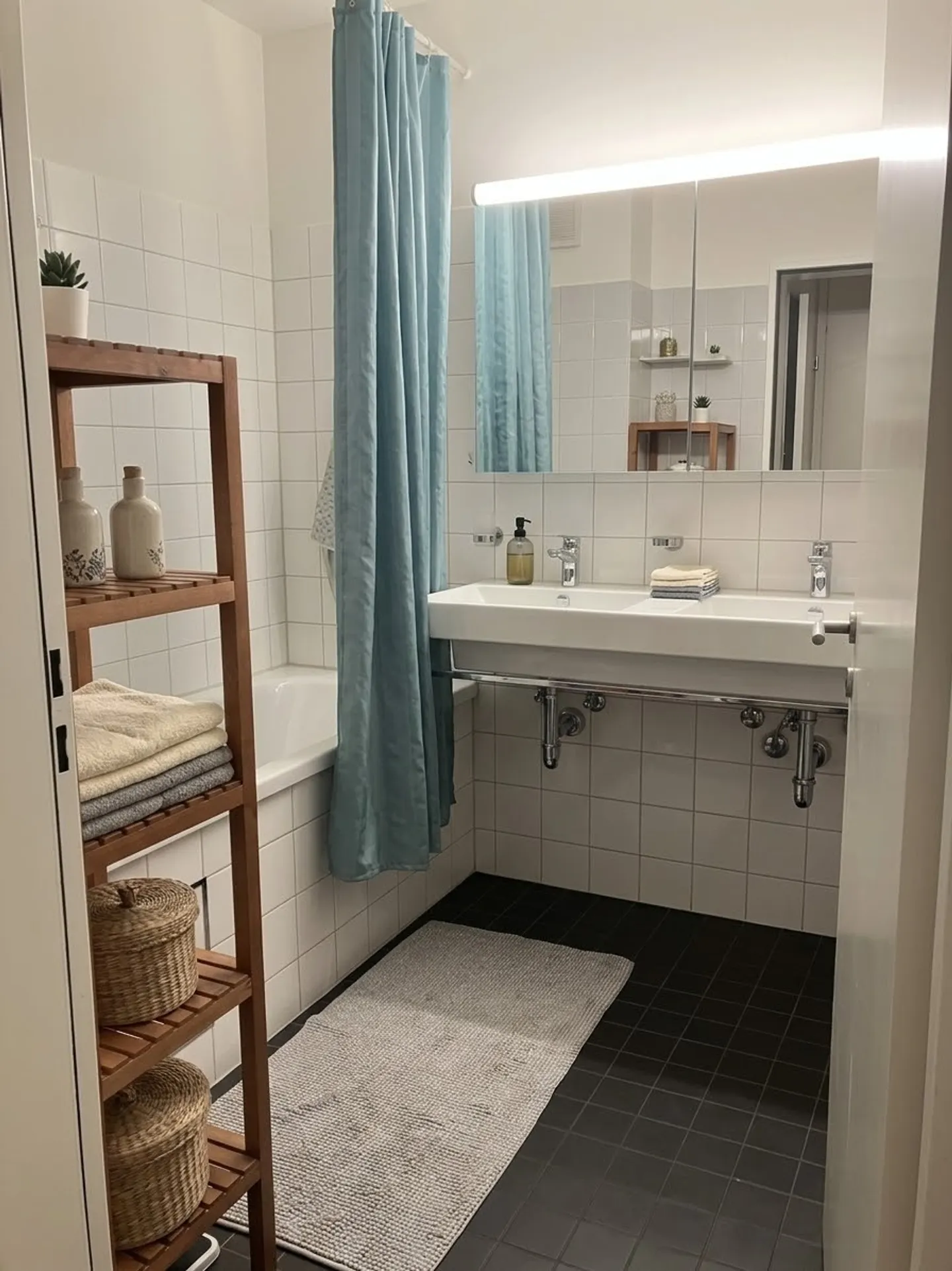 Spacious Apartment with Terrace - Photo 4 of 7