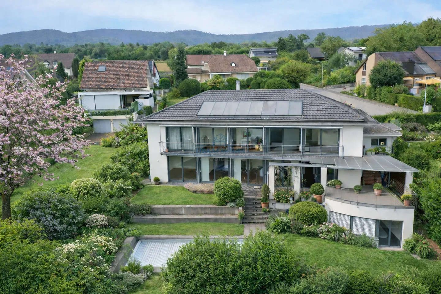 Propriété résidentielle spacieuse avec piscine et ambiance exclusive dans un emplacement privilégié - Photo 1 sur 14