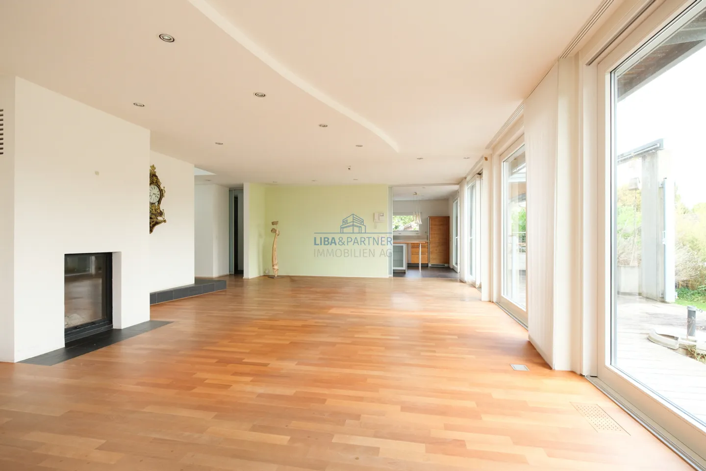 Propriété résidentielle spacieuse avec piscine et ambiance exclusive dans un emplacement privilégié - Photo 2 sur 14