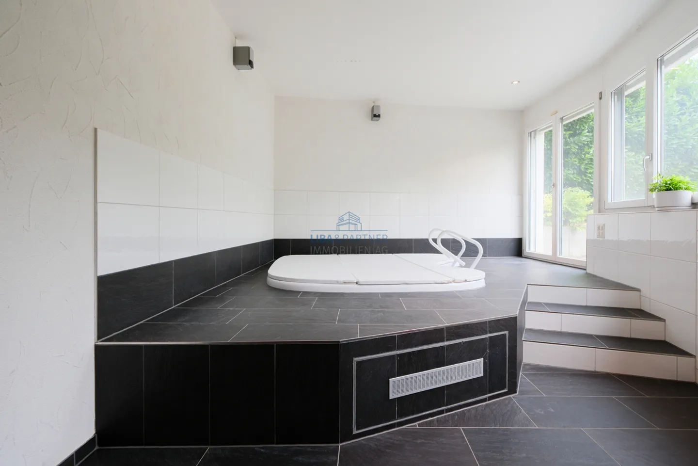 Propriété résidentielle spacieuse avec piscine et ambiance exclusive dans un emplacement privilégié - Photo 13 sur 14