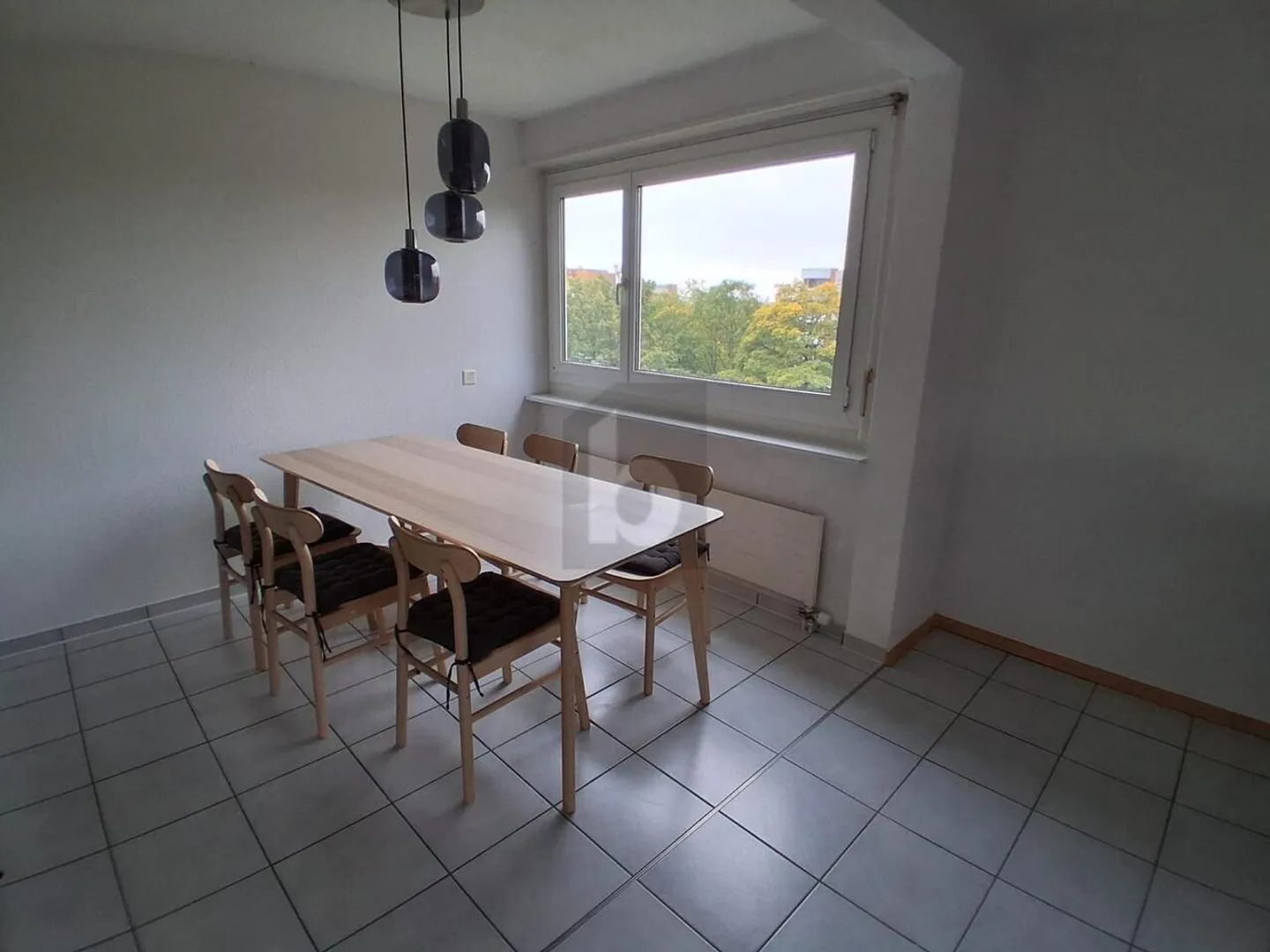 DANS UN EMPLACEMENT CENTRAL AVEC BALCON VITRÉ ! - Photo 2 sur 5