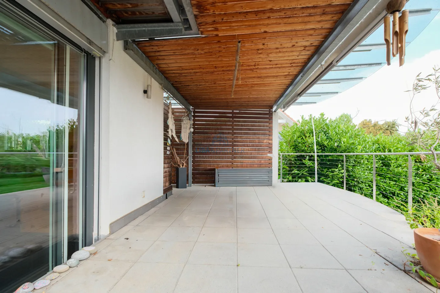Propriété résidentielle spacieuse avec piscine et ambiance exclusive dans un emplacement privilégié - Photo 4 sur 14