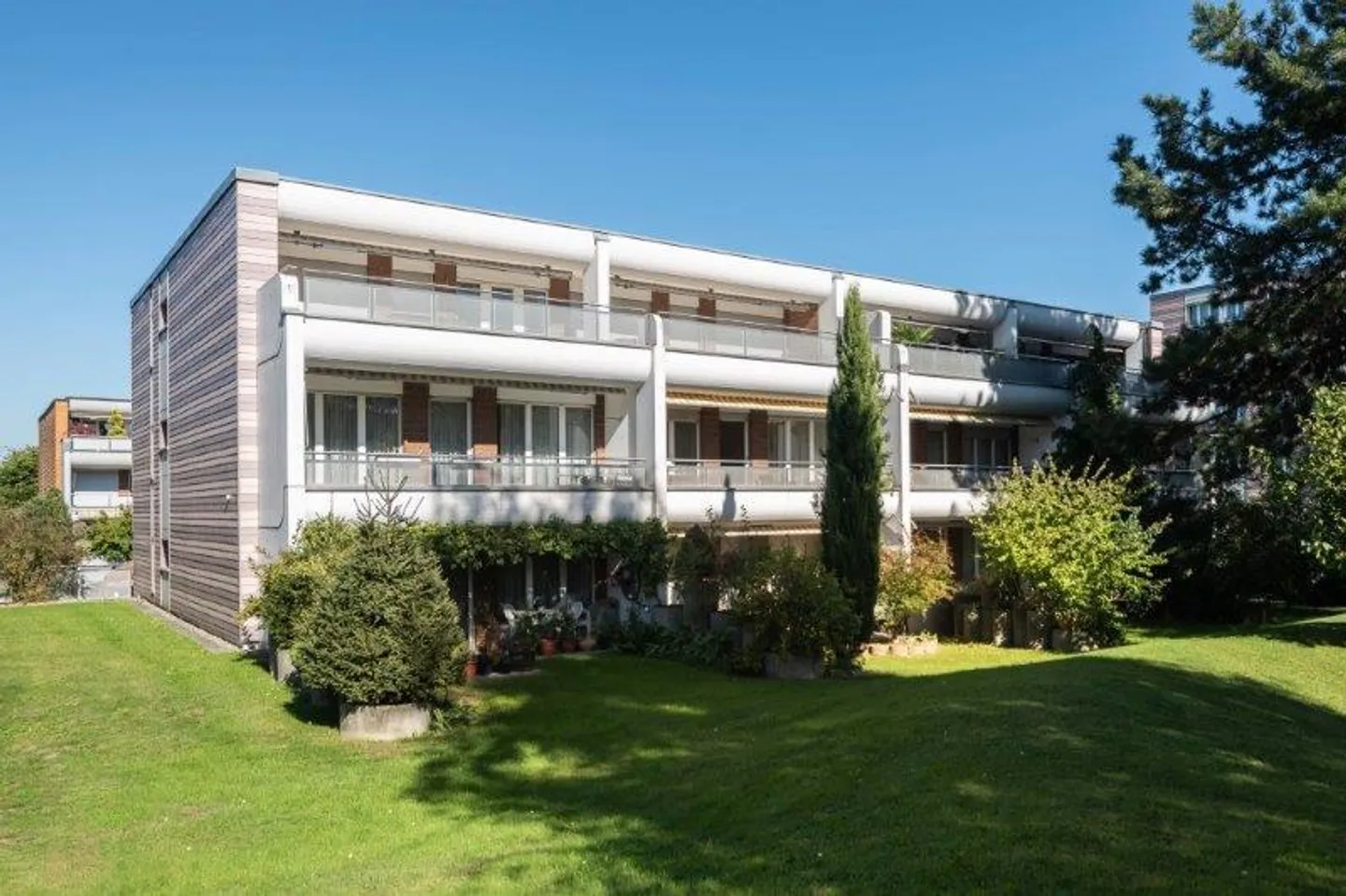 NO RENTAL DEPOSIT - In a quiet area with a large balcony - Photo 2 of 9