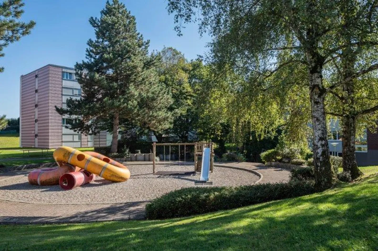 NO RENTAL DEPOSIT - In a quiet area with a large balcony - Photo 3 of 9