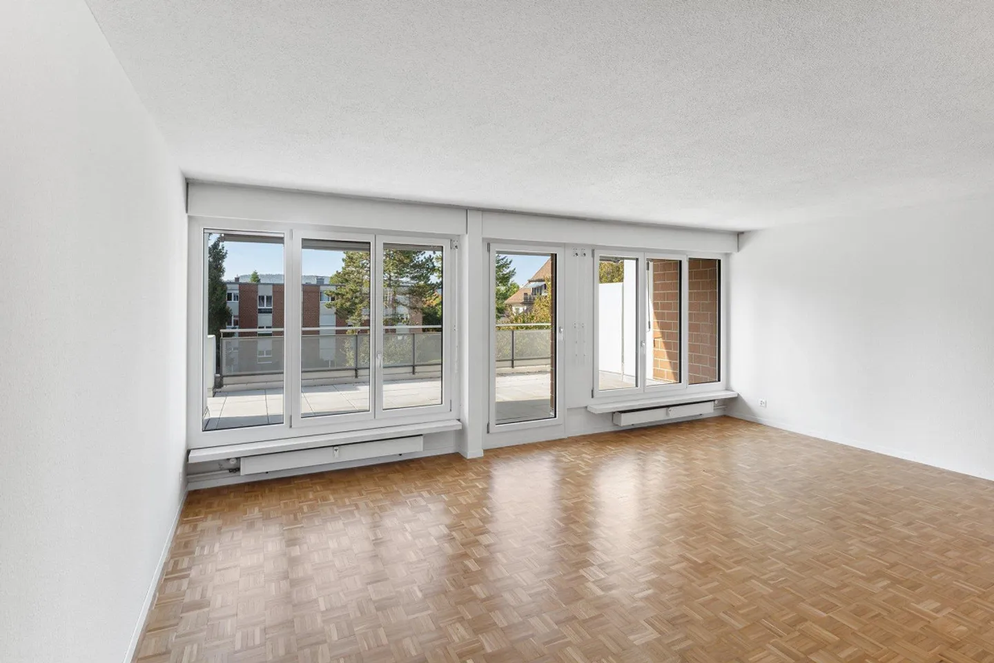 NO RENTAL DEPOSIT - In a quiet area with a large balcony - Photo 5 of 9