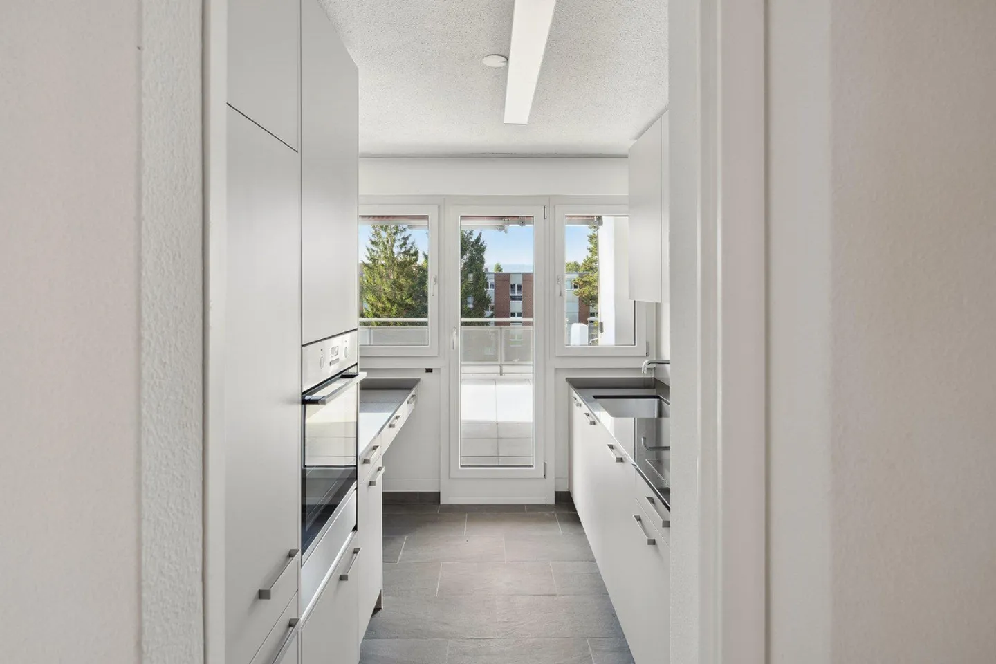 NO RENTAL DEPOSIT - In a quiet area with a large balcony - Photo 7 of 9