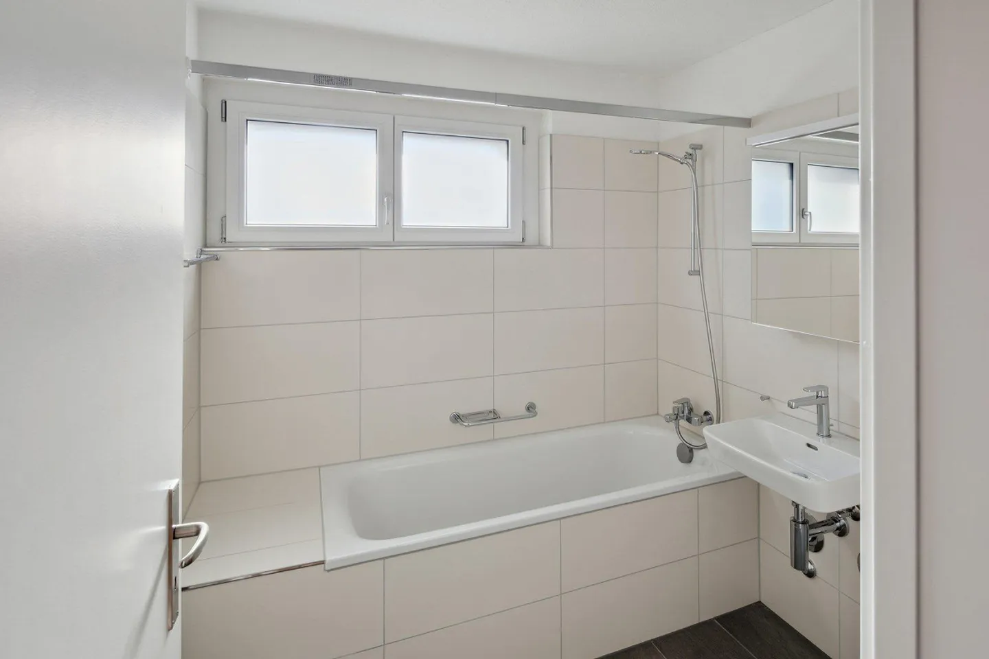 NO RENTAL DEPOSIT - In a quiet area with a large balcony - Photo 8 of 9