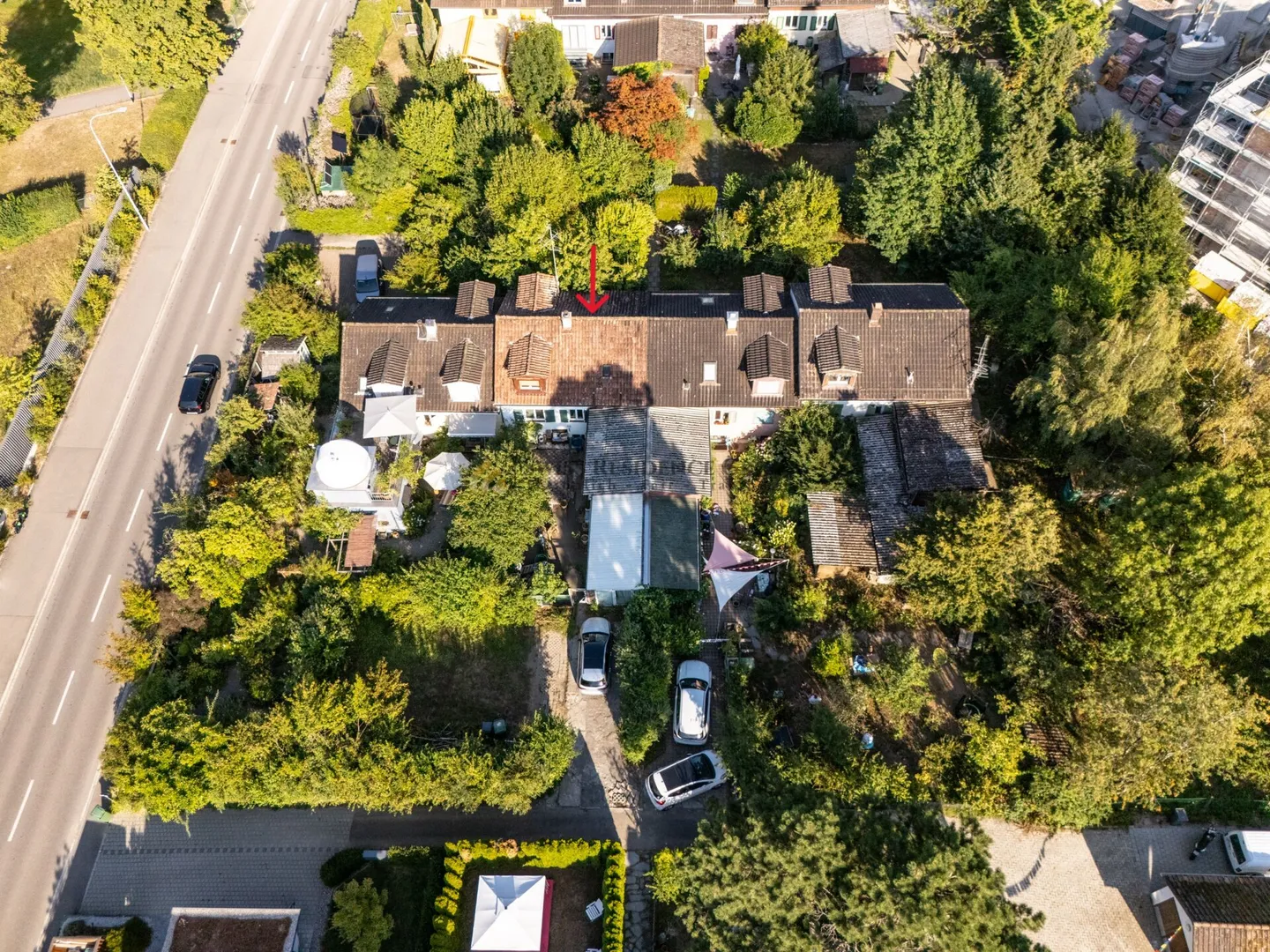 Une maison avec un avenir - sur un terrain généreux dans un quartier résidentiel prisé - Photo 1 sur 2