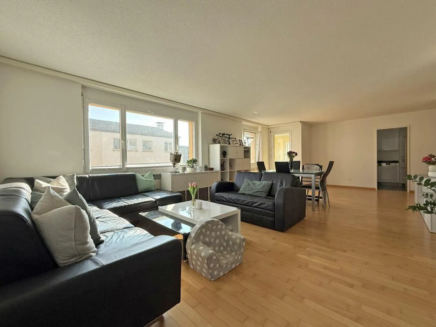 4.5-room apartment including hobby room and two parking spaces - Photo 3 of 11