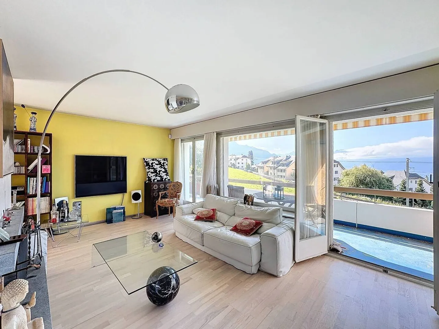 Appartamento con 3,5 stanze e vista mozzafiato sul lago - Foto 3 di 9