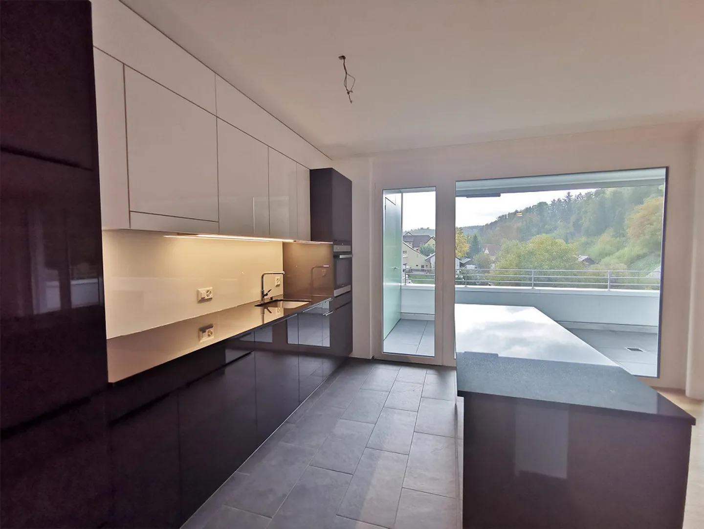 Appartement moderne et lumineux de 3.5 pièces 1er étage droite / B5 - Photo 2 sur 6