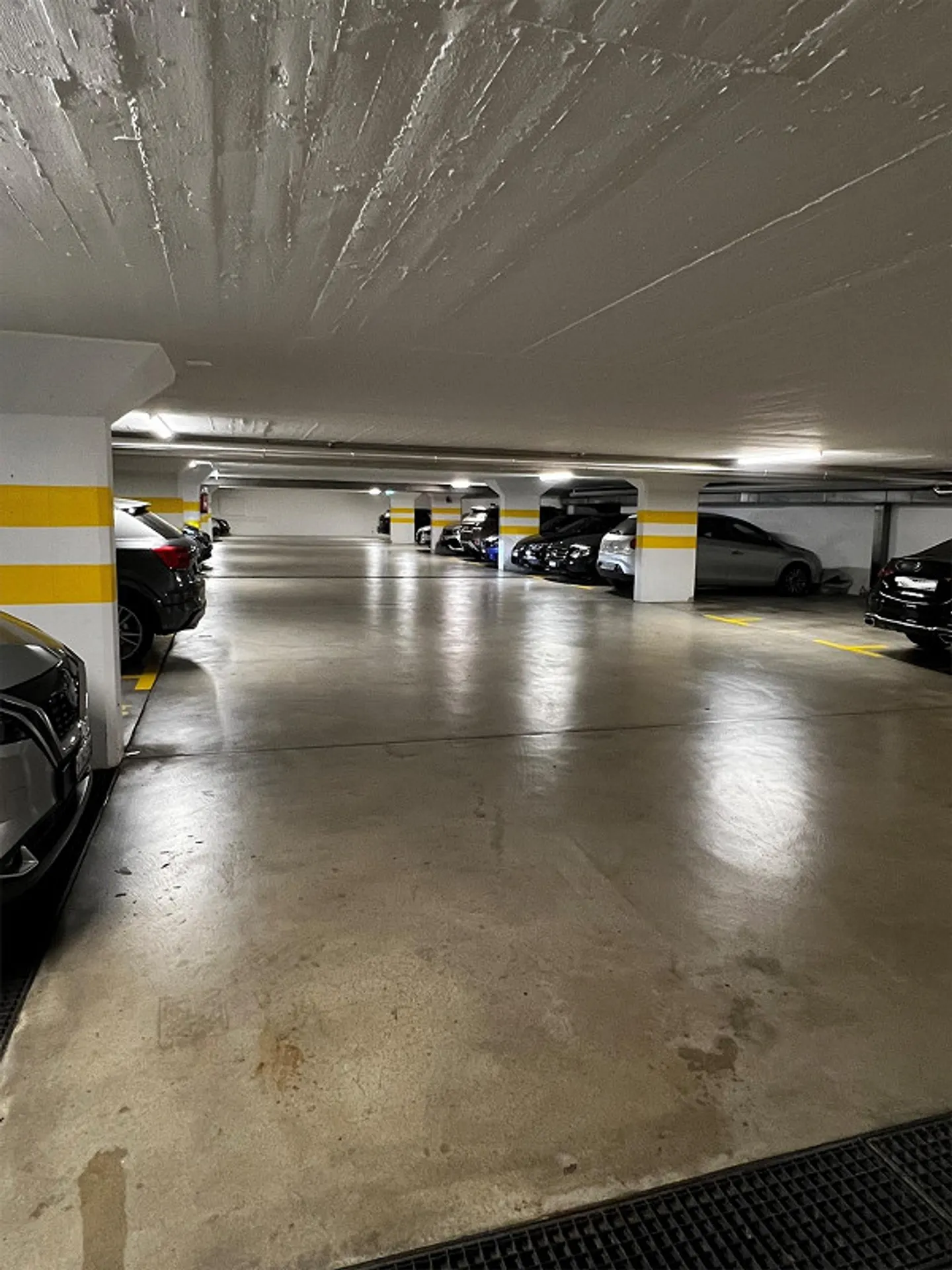 Parking Moto Spacieux - Photo 1 sur 1