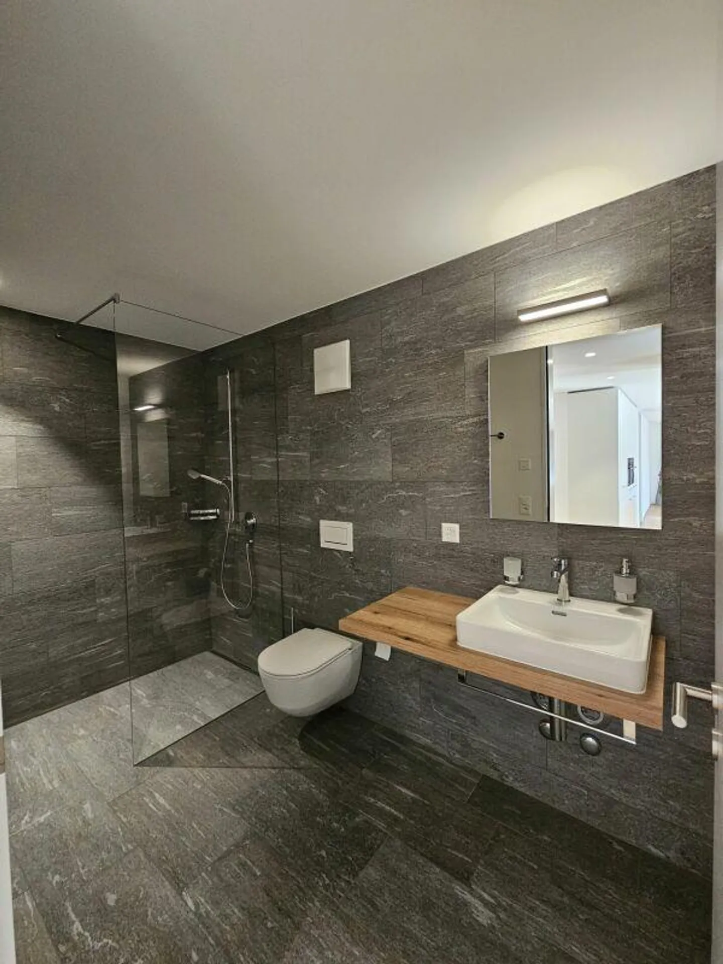 Moderne 4.5 Zimmer-Wohnung in Tomils - Foto 2 von 4