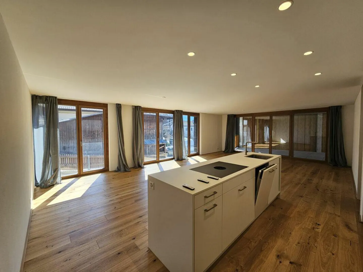 Moderne 4.5 Zimmer-Wohnung in Tomils - Foto 3 von 4